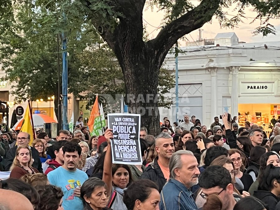 Multitudinaria Marcha Universitaria En Rafaela En Defensa De La