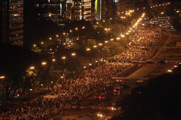 Una multitud volvió a las calles en la mayor protesta contra el Gobierno