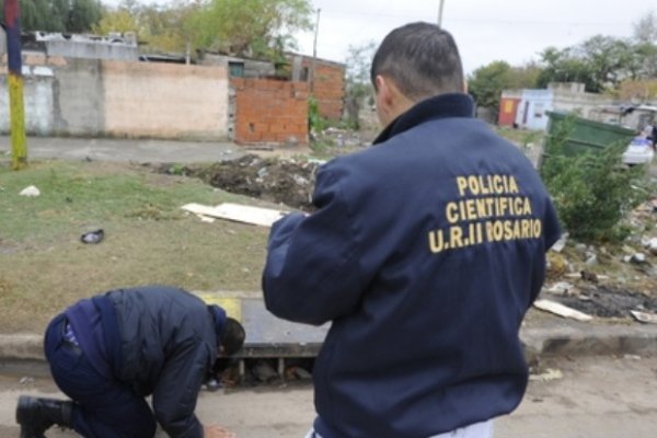 Rosario: Un hombre murió baleado desde una moto y otro, que pasaba por el lugar, fue herido accidentalmente