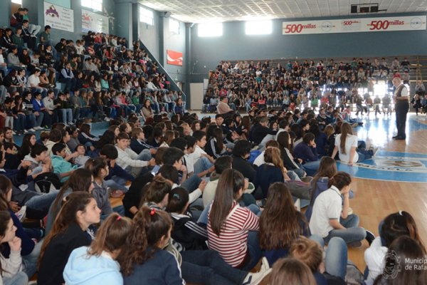 Más de 1.200 jóvenes participaron de charla para prevenir el alcoholismo