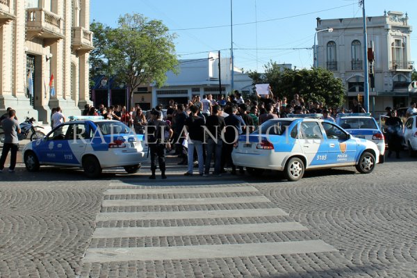 Crisis policial: Castellano asistirá al acto institucional en Santa Fe