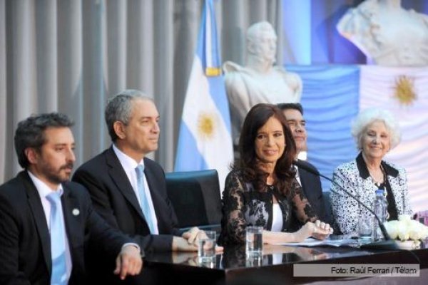 Cristina: "Debemos condenar la extorsión de aquellos que portan armas para defender a la sociedad"