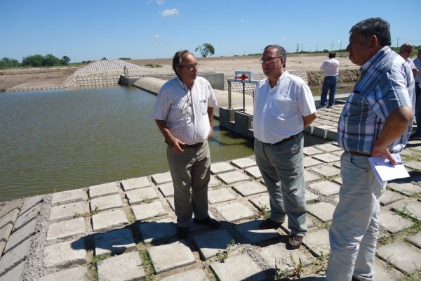 Comenzaron a remover el terraplén clandestino que obstruye el paso del río Salado en Santiago del Estero