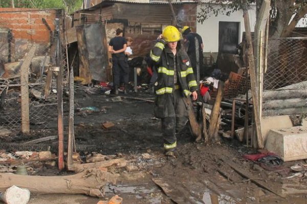 Una mujer y sus tres hijos murieron al incendiarse su casa en Granadero Baigorria