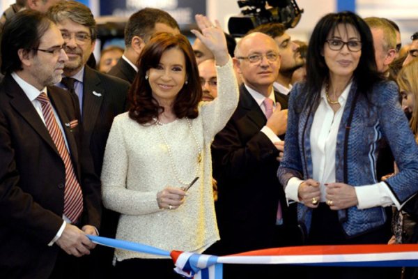 Cristina inauguró el pabellón argentino en el Salón del Libro y resaltó el vínculo cultural con Francia