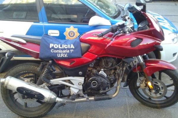 Efectivos policiales recuperan de una moto robada este sábado