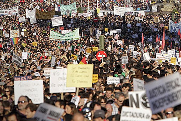 Multitudinaria manifestación de los indignados españoles en contra del ajuste