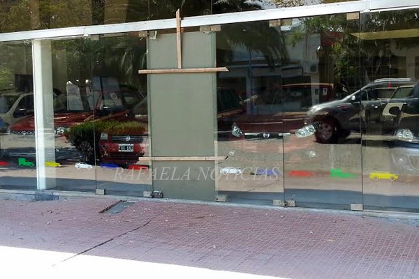 ¿Vándalos o ladrones?: Rompieron la vidriera de una venta de autos