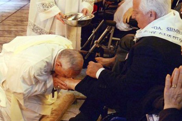 Jueves Santo: el Papa lavó los pies de doce personas con discapacidad