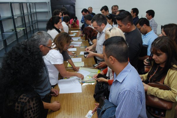 Más de 21 mil policías y penitenciarios eligen delegados para discutir condiciones laborales en una mesa provincial