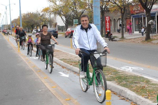 Recorrida por la nueva ciclovía en bv. Lehmann: "Es una prioridad crecer con planificación"