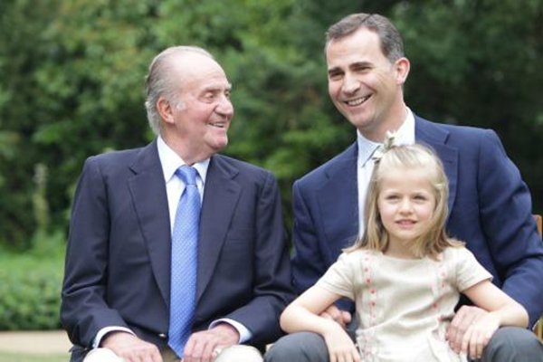 Abdicó el rey Juan Carlos de España, a favor de su hijo el príncipe Felipe