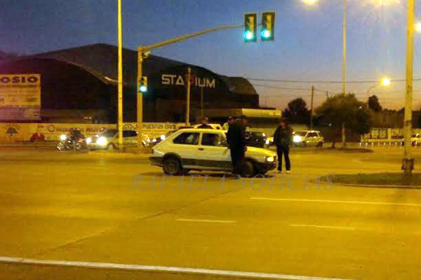 En un  espectacular accidente un vehículo subió a un cantero