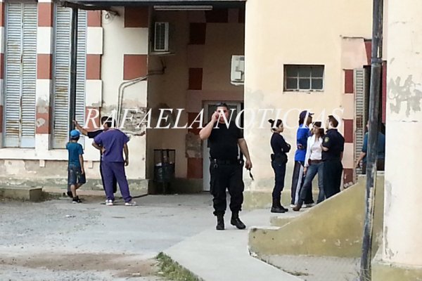 Embistió a una niña de 7 años y fue golpeado por los familiares