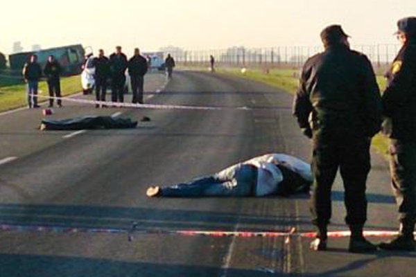 Dos muertos y dos detenidos en un intento de robo a un camión en plena autopista a Buenos Aires