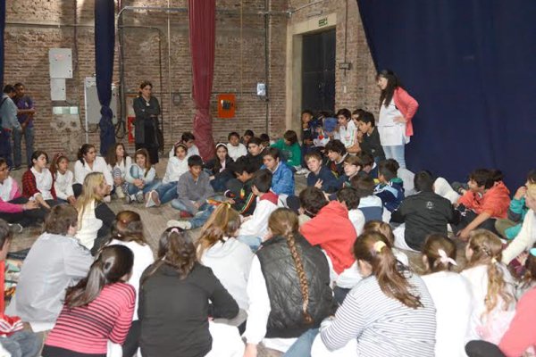 Leyendo cuentos en el escenario del Belgrano