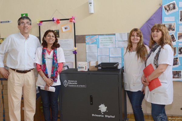 Desde hoy  15 escuelas primarias de la ciudad cuentan con su aula digital móvil