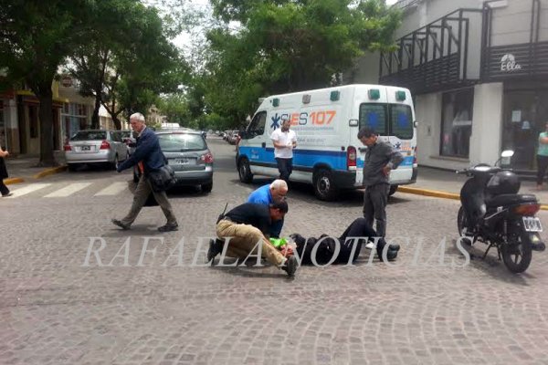 Accidente de tránsito con una motociclista lesionada