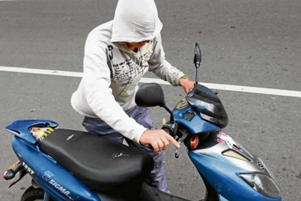 Roban dos motos estacionadas frente a viviendas