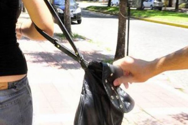 Arrebatan a una mujer y roban dos bicicletas