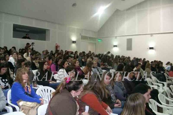 Disertación sobre "Educación Alternativa" en el Instituto