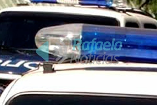 Arrebatan a una mujer y roban en una vivienda