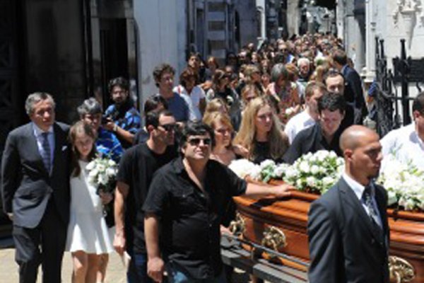 Inhumaron los restos de Lola Chomnalez en el cementerio de Recoleta