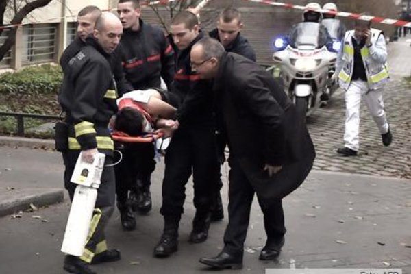 Francia: 11 muertos y 5 heridos en un ataque a un semanario en París