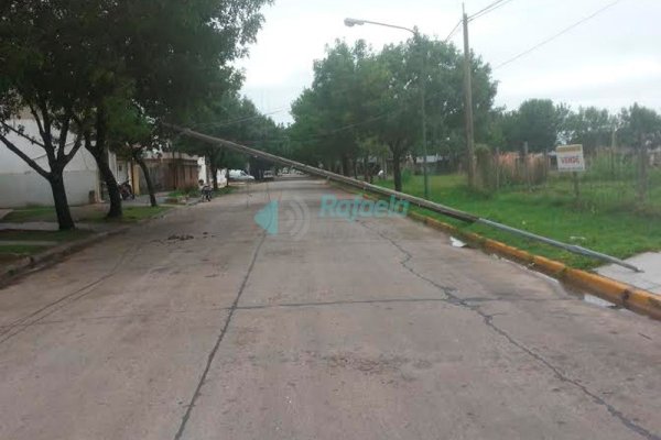 Un poste de teléfono peligrosamente cruzado sobre la calle