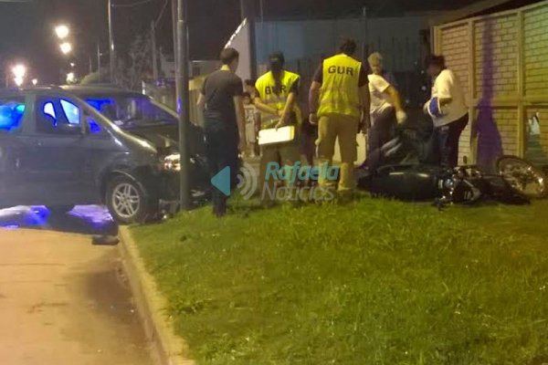 Rozó a un auto y fue a dar contra un tapial