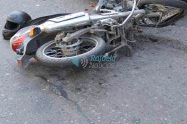 Embistió una moto y se dio a la fuga