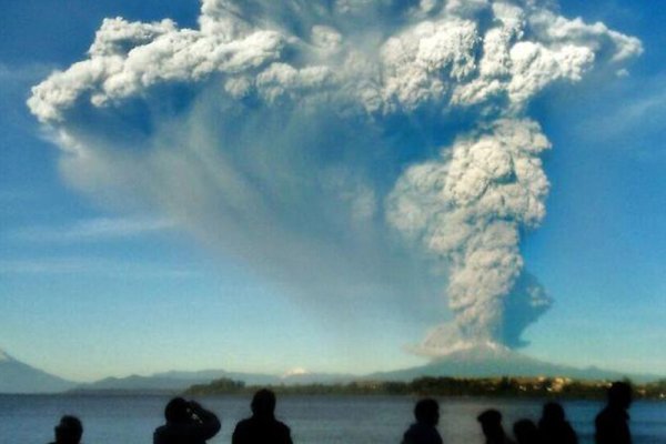 Alerta roja y evacuación en el sur de Chile por erupción de volcán Calbuco