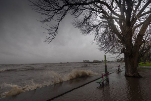 El Río de la Plata desborda en Quilmes y renovaron el alerta por sudestada