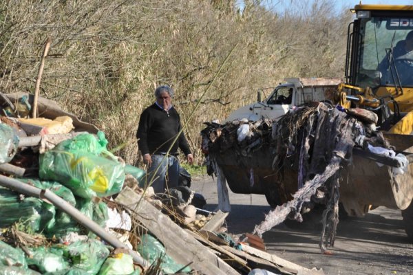 Descubren a municipales de Tigre tirando residuos en un basural clandestino