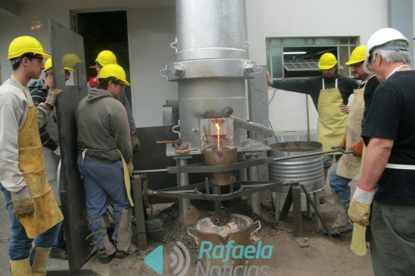 Histórico: tras 17 años la Escuela Técnica volvió a realizar una fundición