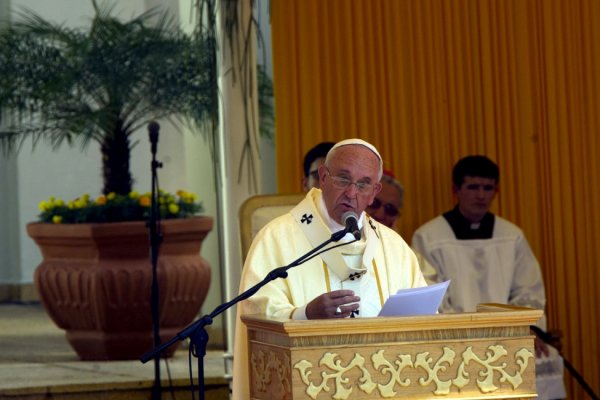 Histórico anuncio: el papa Francisco autorizó a los sacerdotes a “absolver el pecado del aborto”