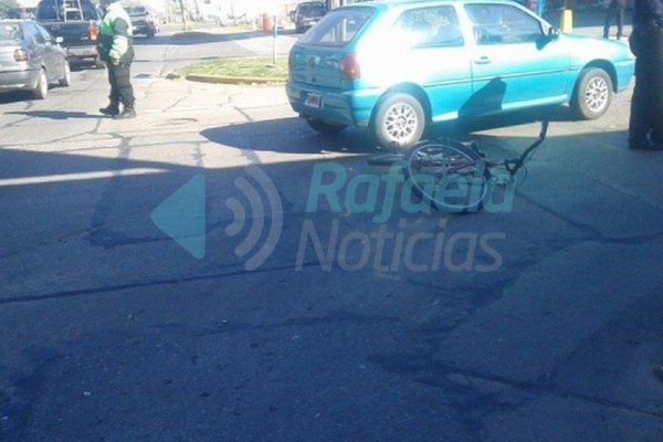 Accidente de tránsito entre auto y bicicleta