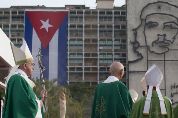 Francisco en la Plaza de la Revolución: "Quien no vive para servir, no sirve para vivir".