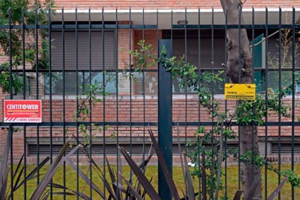 Polémica por la instalación de un cerco electrificado en un edificio