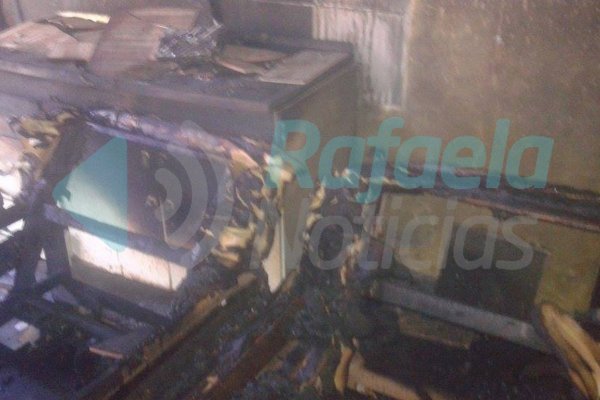 Roban y luego incendian un domicilio