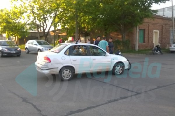 Accidente de tránsito entre un remís y una moto