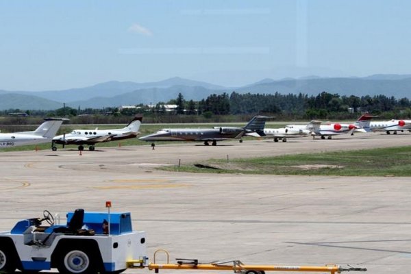 Quince aviones privados de Cambiemos coparon el aeropuerto de Jujuy