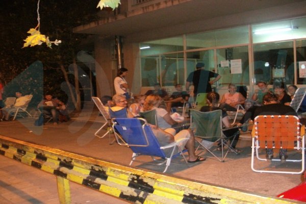 Padres pasan la noche frente a la escuela Rivadavia