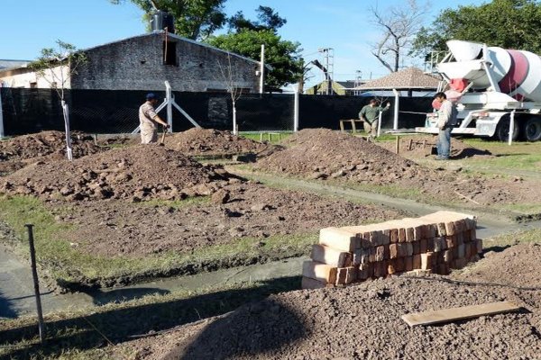 Comenzó la construcción de dos departamentos en el campo de deportes