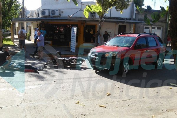 Menor, a contramano y sin casco