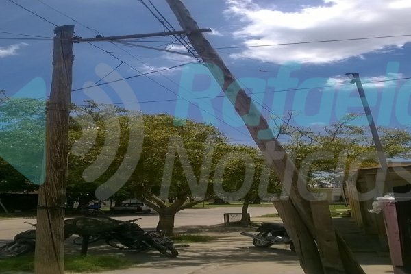 Vecinos preocupados por poste de la luz caído