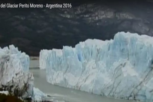 Impresionante caída del puente del glaciar Perito Moreno