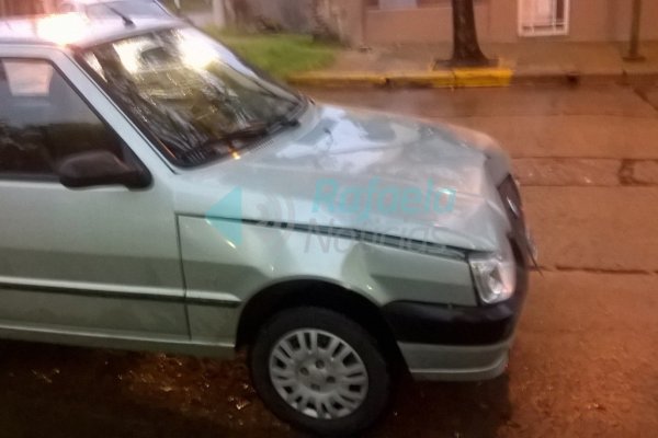 Choque de dos Fiat Uno en barrio Fasoli