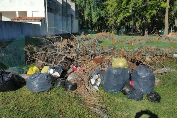 Quejas de vecinos y padres por el estado del Parque Balneario