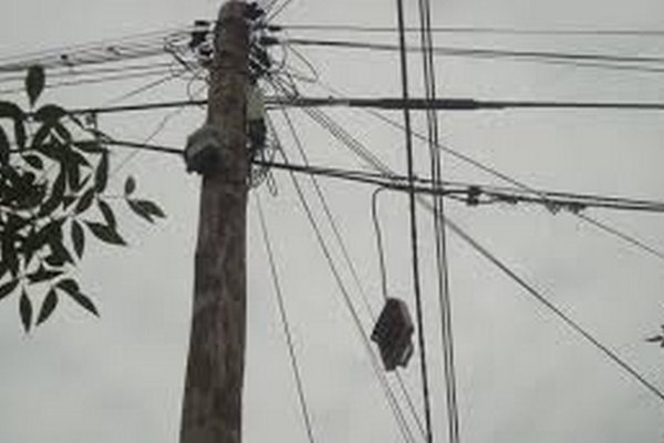 Vecinos del barrio Fasoli reclaman por el arreglo de un poste